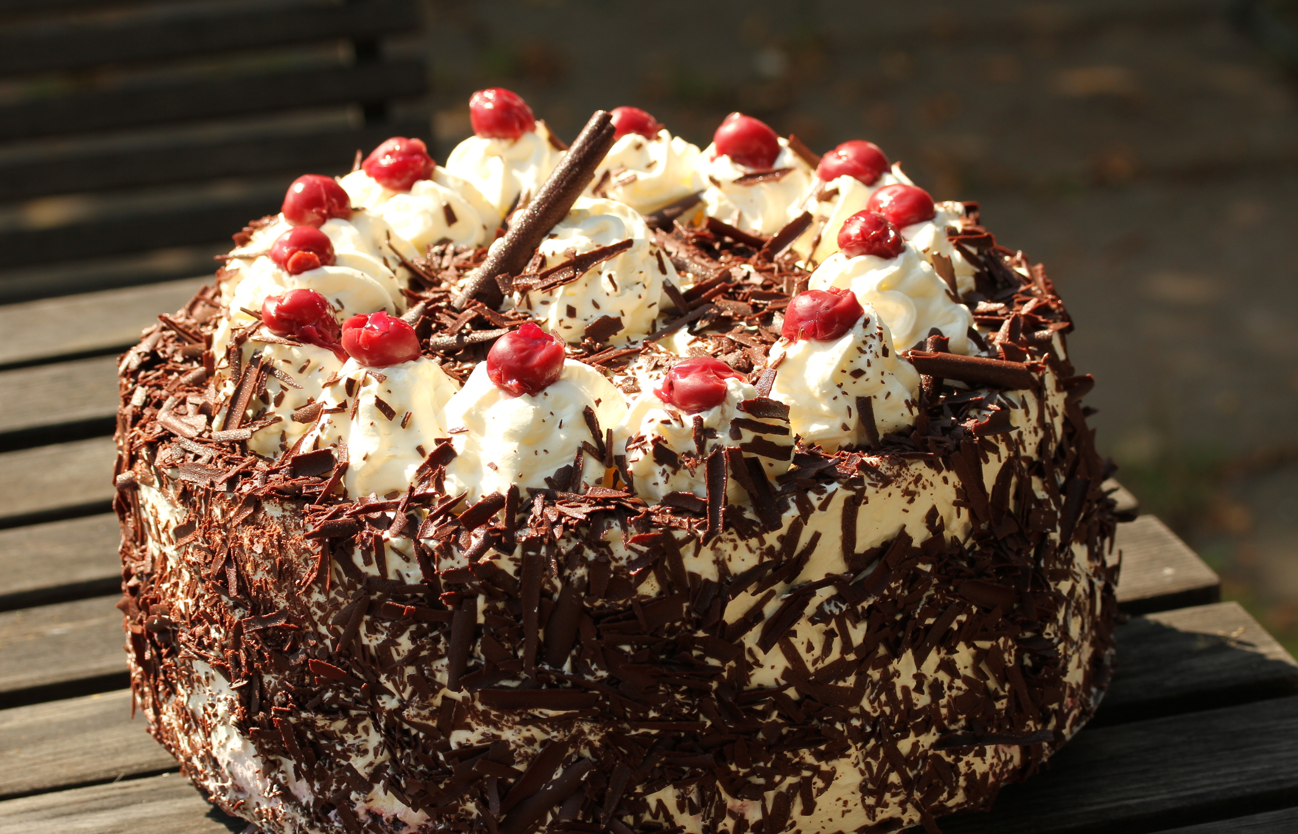 1. Kirschtorte von Schockoraspeln ummantelt
