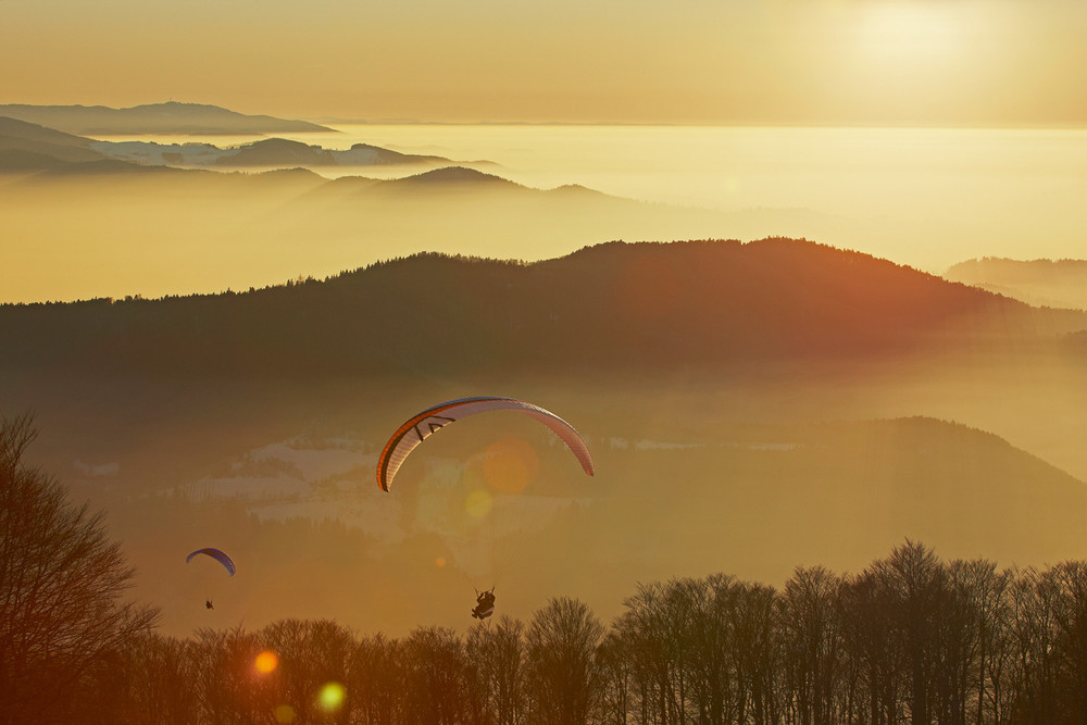 Gleitschirmfliegen mit Blick auf Blauen und Rheinebene 